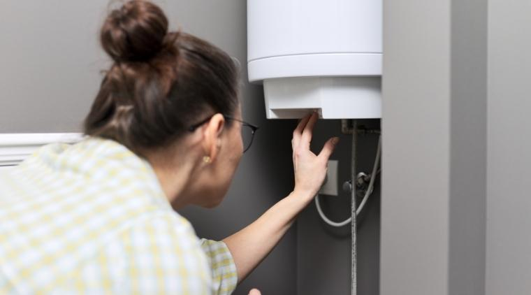 Vệ Sinh Máy Nước Nóng Trực Tiếp Ferroli Thế Nào?